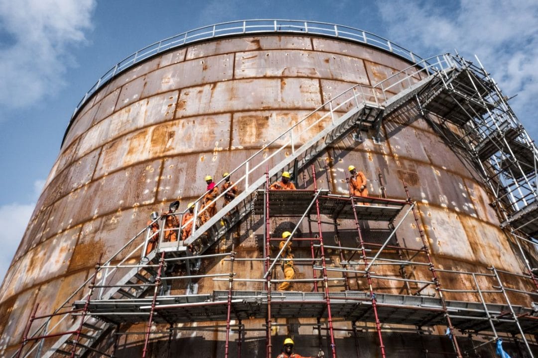 Un réservoir de stockage dans une raffinerie de pétrole à l’extérieur de Lagos