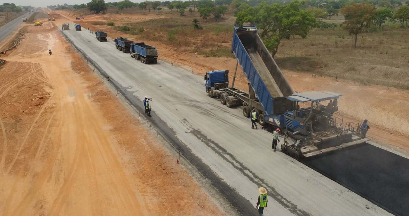 Le développement d'une autoroute reliant Dakar et Saint Louis permettra de désenclaver les territoires du nord du Sénégal, considérés comme le grenier à riz du pays et un haut lieu minier.