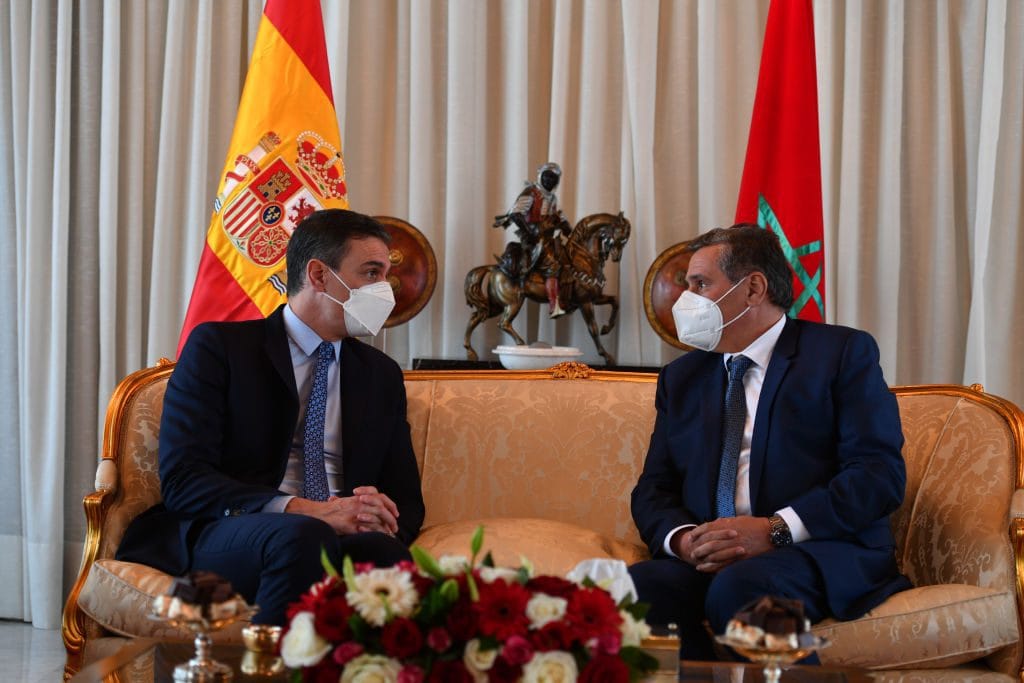 Le président du gouvernement espagnol, Pedro Sánchez (à gauche), rencontre le Premier ministre du Maroc, Aziz Akhannouch (à droite), à l'aéroport de Rabat - Sale avant ses visites officielles à Rabat, au Maroc (Photo de Jalal Morchidi/Agence Anadolu via Getty Images)