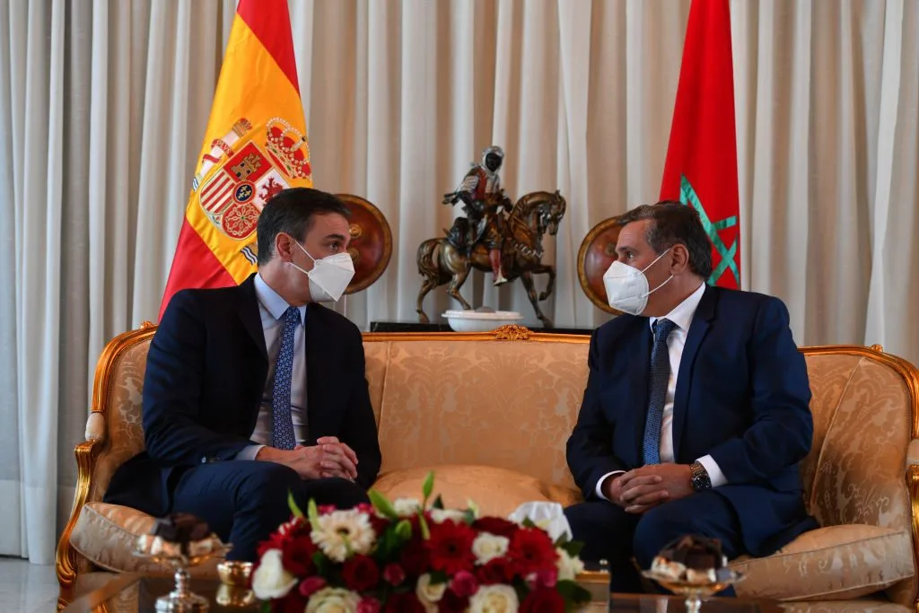 Le président du gouvernement espagnol, Pedro Sánchez (à gauche), rencontre le Premier ministre du Maroc, Aziz Akhannouch (à droite), à l'aéroport de Rabat - Sale avant ses visites officielles à Rabat, au Maroc (Photo de Jalal Morchidi/Agence Anadolu via Getty Images)