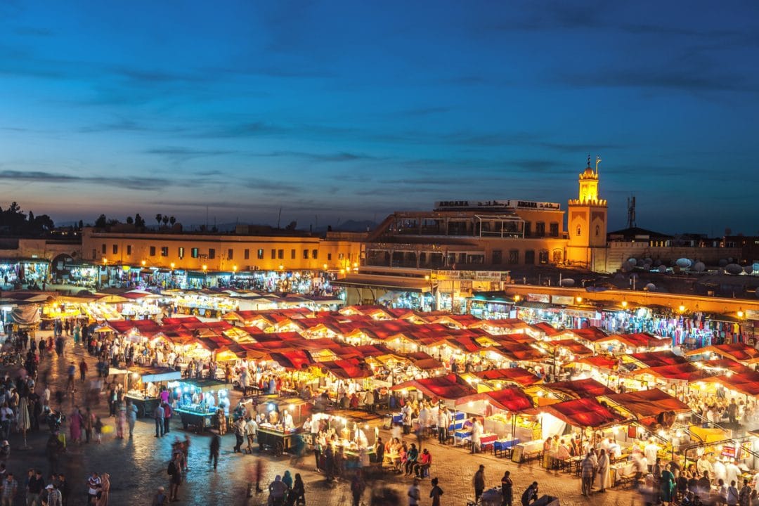 Soirée place Djemaa El Fna avec mosquée Koutoubia, Marrakech, Maroc